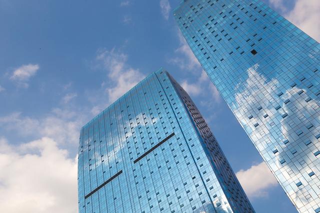 5月28日上午，越秀集团与广州交投集团正式签订战略合作协议，双方将在现代交通基础设施、房地产开发、现代农业和金融服务等领域展开全面战略合作。  广州交投集团杨宇正董事长表示，广州交投集团的核心产业为高速公路、城市快速路等现代交通基础设施，未来希望拓展房地产板块，实现大型交通工程沿线土地资源价值最大化。他透露，该公司已与越秀地产城市更新集团紧密联系，希望未来双方发挥各自优势，尽快启动各项工作，共同推动项目成功落地，为双方后续合作打造示范案例。  在广州交投集团之前，广州地铁集团已经与越秀集团结成合作同盟，目前双方已有多个轨交合作项目落地。