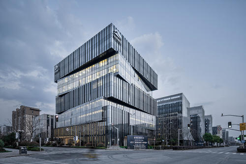 6月3日早间，旭辉控股（集团）有限公司发布公告披露5月销售简报。  公告中披露，2020年前5月，旭辉累计合同销售金额约人民币556亿元，同比增长26%，合同销售面积约334.03万平米。合同销售均价约人民币16600元╱平米。  2020年5月单月，旭辉合同销售金额约人民币202.0亿元，合同销售面积约113.54万平米。合同销售均价约人民币17800元╱平米。  据了解，于五月，旭辉在苏州、无锡、北京、成都、合肥等地均有拿地，并发行2020年公司债券（第一期），规模31.2亿元，票面利率最低3.8%。  另外，公司还向林氏家族购买永升生活服务集团有限公司已发行股本的5%，并于7月1日起被授予林氏家族所持有的剩余23.64%股份的投票权，交易完成后，旭辉将成为永升最大股东并获得控制权，将永升业绩并表。