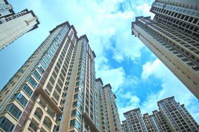 　　这无疑是一块价值连城的土地。北京三环沿线的土地几乎开发殆尽，只有南边一线，尚有为数不多的大规模地块没有出让开发。本次出让的北京市丰台区南苑乡分钟寺村L-41地块，就位于北京东三环地铁十号线分钟寺站旁边。地段得天独厚，加上是住宅用地，在北京四环以内限制住宅开发的背景下，这样的好地块极具地王相。