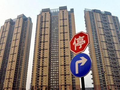 据不完全统计，今年前5个月已有20余地出台租房新规，涉及房源、租金、安全、监管乃至户籍等诸多方面，快来看看有你将去的城市吗？    　　9地保障租赁住房供应  　　日前，58安居客房产研究院发布重点城市租房趋势报告显示：4月份，北京、广州、深圳新增房源量依次环比上涨31.4%、28.9%和45.4%；新一线城市代表如成都、杭州、天津等新增房源量涨幅更高，分别为61.7%、70.3%和56.6%。  　　58安居客房产研究院分院院长张波认为，二线城市出现部分区域房源供给量明显增长等和城市的市场环境有着直接关系。事实上，据中新经纬客户端不完全统计，今年以来，已有9地明确租赁住房建设计划或增加供应措施。    　　其中，济南明确，通过3年试点工作，每年新增租赁住房120万平方米；杭州住保房管局确定2020年筹建完成蓝领公寓1.5万套(间)的目标任务；绍兴计划自2020年起到2024年，建设2.2万套人才租赁住房。  　　此外，长沙、武汉两地政府表态允许将符合条件的非住宅存量房屋改造为租赁住房，深圳住建局就“商改租”有关事项公开征求意见；广州、郑州两地鼓励利用集体、国有或自有土地建设租赁住房，前者给予补贴，后者将相关项目列入地方租赁住房建设计划；合肥还明确，将个人出租自有住房每平方米奖励从12元提高6元至18元。  　　易居研究院智库中心研究总监严跃进指出，2015年、2016年的时候中央和住建部就提出要大力发展租赁市场，到现在差不多已经五年的时间。在这个时间节点上，各地效果如何需要评估，今年也要加快完成发展。  　　严跃进表示，从实际过程看，有些地方积极增加土地供应，有些地方从存量物业的改造、更新等方面予以支持；有些地方明确政策性租赁住房和市场化租赁租房方面可以进行创新。各地手段不同，但都有力地促进了当地的租赁市场。  　　严跃进认为，现在的问题是上面提到的手段都是供应端的，是多主体供应、多渠道保障的导向。接下来的工作是强化租售同权，让更多人去租房子，这就是需求端的内容。供应端和需求端做好，后续的租赁市场才能更好的健康发展。  　　6地新规缓解租房压力  　　58安居客房产研究院发布的《2020一季度租房趋势报告》显示，租金作为租客的重要生活开支，在总收入中占有不小的比重。48.7%受访者表示租房消费占比较高，排在各种生活消费之首。在该报告的受访对象中，有20%的受访者月租金占月收入比重超过30%。  　　针对过高的租金开支，6地从两方面着手出台新规帮租客“排忧解难”。  　　公积金提取方面，4月起，沈阳提高租赁住房提取限额。其中，房屋坐落地址在沈阳市区的，限额由1200元/月提高至1400元/月；4月起，济南提高职工个人租赁商品房提取定额，从9600元提高到12000元；5月7日，东莞宣布将租住本市住房提取比例上限提高至70%、额度上限提高至1800元/月。  　　济南住房公积金中心工作人员表示，提高商品房租赁提取额度，有助于发展济南市租赁住房市场，缴纳公积金的双职工家庭平均每月可提取2000元，在相当程度上改善家庭居住条件。  　　在租房补贴方面，南京明确，符合申领条件的博士、硕士、学士按每人每月2000元、800元、600元享受最长36个月的住房租赁补贴；广州番禺区表示，对符合相关条件的高层次人才提供最高50万元(税前)的购房补贴或给予所租房屋的50%租金补贴；青岛指出，推进城镇住房保障家庭租赁补贴工作，将2人户、3人户保障面积标准在原基础上各上调15平方米。  　　青岛住建局认为，推进住房租赁补贴保障工作，是健全 “多主体供给、多渠道保障、租购并举”住房制度的具体举措。各级有关部门要以保障城镇住房困难家庭的基本住房需求为立足点，以解决新市民的住房困难为出发点，进一步拓宽保障范围，加大保障力度。  　　7地新规关注租房安全  　　除了房源和租金，租房安全也是不少地方政府关注的重点。  　　以珠海、济南为代表的地方政府较为关注房屋本身的质量安全，两地先后出台出租屋管理办法征求意见稿。其中，珠海拟规定出租住房不得分隔搭建后出租，厨房、阳台、卫生间等不得出租供人员居住；济南拟规定不得改变原有房屋的空间布局结构，不得按床位出租等。  　　另一些地方政府则更为关注租赁机构安全，如湖南、河北为规范省住房租赁市场行为，引导住房租赁双方使用规范化的租赁合同，促进住房租赁市场持续健康发展，启用全省统一《住房租赁合同》示范文本；  　　再如南京为保护租赁当事人的合法权益，规范住房租赁经营行为，要求市内所有的住房租赁机构建立租金托管制度，且需在商业银行设立唯一的租金专用账户，专户信息应在南京网上房地产网站公布。  　　无独有偶，4月初西安也就《住房租赁资金监督管理实施意见》公开征求意见，该市拟规定“托管式”租赁企业在开展业务前需与商业银行签订《住房租赁资金监管协议书》，并在监管银行开立存量住房租赁交易资金监管专用账户。  　　不过，最为严苛的当属合肥，该市拟对住房租赁企业进行信用考评，分别为五星、四星、三星、二星、一星、无星。其中，一星级企业为信用警告对象，无星级企业为失信惩戒对象，列入失信黑名单，实施联合惩戒。  　　对此，合肥市住房租赁协会秘书长伍艳表示，主管部门推出信用评级考核办法，主要是对合规经营的企业提供鼓励和促进，对违规经营的企业进行打击和披露，同时为合肥新市民在选择合规靠谱的住房租赁企业方面，提供明确和明示化的标准和规范。  　　还值得一提的是，4月22日，广东省住房和城乡建设厅与人民银行广州分行签订《合作备忘录》，首次将公租房违规行为，包括违规享受公租房、违规申请租赁补贴等纳入人民银行征信系统。  　　此外，6月1日起，济南全面取消落户城镇条件限制，提供人才、院校学生、居住、就业、投靠等六种落户途径。严跃进分析称，“居住途径落户”提到了租房落户，这有望成为今年济南租赁市场发展的一个突破口，租赁市场需求将会增加。  　　来源：中新经纬