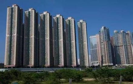 因虚假宣传构成不正当竞争行为，山东济南一房企被罚44万元。  　　4月30日，绿地北展济南置业有限公司在对某单位团购促销中发放载有“济南市政府将搬迁至先行区”不实信息的宣传材料。山东省市场监督管理局认定上述行为违反《中华人民共和国反不正当竞争法》第八条规定，构成虚假宣传的不正当竞争行为。近日，该公司被处以44万元的行政罚款。    　　最近一两年，“济南市政府将搬迁至先行区”的信息，一直都是网络传闻，从来没有任何正式“官宣”。在这种情况下，这家房企将其作为楼盘的宣传资料，显然是不合适的，也确实构成了虚假宣传。  　　很多人或许会疑惑，这种找不到确切官方消息源的信息，不能作为宣传依据，难道不是常识吗？相关房企会不知道？房企对这种“虚假宣传”乐此不疲，只是把传闻当成可以利用的工具。    　　将没有事实支撑的模棱两可的信息，释放给购房者和社会，是开发商惯用的宣传套路。外部因素方面，开发商的宣传点主要聚焦这几个方面：第一，政府搬迁甚至是区划变动；第二，高新产业、知名大型商业综合体、优质教育资源入驻板块；第三，高铁、地铁、高架路等交通方面的规划；第四，楼盘周边重大不利因素的消失，比如化工厂、垃圾场搬迁等；第五，将还没定的学区，视为“囊中之物”。  　　当然，楼盘内部情况的虚假宣传，也不在少数。比如，交付实体房和样板房不符；小区交付后内部配套，与前期的宣传或者沙盘展现不符；精装修的材料使用，和前期宣传不符；宣传时称业主可以自由去顶楼，但交房后却发现不行等。  　　正因为这些方面事关相关楼盘的现实价值，比如能不能卖完，甚至能不能热销等，相关房企才会绞尽脑汁蹭外部因素的热度，或者想方设法“修饰”楼盘内部情况。在房企眼里，事情真假不重要，只要有购房者买账就行。  　　除了房企本身的主观原因，相关虚假宣传的出现，也离不开相关楼盘在管理和规范层面的工作不到位。现实中，很多楼盘的宣传口径都不统一，比如在某些宣传信息上，开发商和销售团队的说法不一；不同的销售人员，对同一事情说法可能也不一样；有的楼盘还会引入二手房中介团队，使得楼盘在宣传上更加混乱。  　　房企或者具体楼盘套路不断的虚假宣传，再加上自媒体的炒作，确实很容易以假乱真。由于现在多为期房，对于营销宣传无法及时验证。在这种背景下，购房者容易被套路也就不难理解。  　　所以，监管层面必须加大处罚力度，而不仅是“隔墙扔砖式”惩戒，真正提高违法成本，缩小虚假宣传的空间。  　　同时，不能总是“事后诸葛亮”。在楼盘前期的营销宣传中，相关部门也应该及时介入，并引导购房者强化防范意识、证据意识。当然，整个房地产行业，也需要基本的行业规范，要有“行业自律”。  　　来源：中国青年报