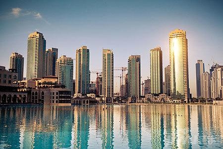 近日，广州、杭州、济南、郑州、福州、苏州等6个政策性租赁住房试点城市与中国建设银行签订《发展政策性租赁住房战略合作协议》。建设银行将提供1900亿元的贷款，支持6个城市在未来三年内提供约80万套（间）政策性租赁住房，解决上百万名新市民的安居问题。    　　金融支持将如何影响政策性租赁住房的发展，试点地区将如何规划建设，记者采访了相关部门和试点地区。  　　小户型低租金 瞄准2亿新市民住房需求  　　政策性租赁住房是我国住房保障体系的重要组成部分。2019年以来，住房和城乡建设部对全国71个大中城市开展深入调研，提出以解决新市民住房问题为出发点，加快建立以公租房、政策性租赁住房和共有产权住房为主体的住房保障体系。    　　住房和城乡建设部相关负责人表示，从调研情况来看，各地都存在非户籍常住人口和新落户的大学毕业生等新市民住房总体比较困难的情况。一方面这部分群体自购房比例低、以租房为主；另一方面，目前市场供应的租赁住房普遍户型大、租金高，缺少小户型、低租金住房供给。大量新市民只能租住在城中村或进行合租群租。  　　根据国家统计局的数据和住建部的测算，我国目前约有2亿新市民，主要集中在部分大中城市，特别是珠三角、长三角、京津冀、成渝等城市群，他们在促进经济增长、保障城市运行、扩大社会消费、推动创业创新等方面作用巨大，是我国经济社会发展的中坚力量。  　　瞄准新市民群体的住房需求，政策性租赁住房应运而生。“小户型、低租金，可改善新市民居住条件。”住建部相关负责人介绍，政策性租赁住房主要利用存量闲置土地和闲置房屋建设，支持将不适宜继续在中心城区发展的产业项目外迁，利用腾空土地或房屋建设，确保建在交通便利、公共设施齐全的中心城区等区域内，实现职住平衡。  　　该负责人表示，发展一定数量的政策性租赁住房，在满足新市民居住需求的同时，还能补齐租赁市场短板，稳定市场租金，倒逼城中村改造， 推动培育和发展租赁市场。  　　谁投资谁所有 政策支持社会力量投入  　　政策性租赁住房由谁来出资建设？“与公租房不同，公租房是政府主导的，由政府投资建设分配管理，而政策性租赁住房是由政府给予政策支持、企业和其他机构投资建设的。”住房和城乡建设部相关负责人明确。  　　靠政府大规模投资建设公租房解决量大面广新市民的住房问题，各级财政压力较大。政策性租赁住房的建设发展要依靠市场主体，谁投资、谁所有，是一种市场行为和市场产品。“加快建设政策性租赁住房，有助于促进住房保障对象从以户籍家庭为主转向覆盖城镇常住人口，住房保障方式从以政府投入为主转向政府政策支持、吸引社会力量投入为主。”住房和城乡建设部相关负责人表示。  　　但是，投入大、收益低、资金平衡难的问题影响市场主体建设租赁住房的积极性，也制约着住房租赁市场的发展。调动市场主体积极性，需要政府加大政策支持，其中加大金融支持就是政策之一。  　　此次中国建设银行为6个试点城市政策性租赁住房建设运营提供金融支持，成为引导更多市场主体参与，形成可复制、可推广市场机制的有益摸索。  　　“91免费福利网站积极与试点城市政府沟通房源筹集方案，并针对不同的房源类型主动提供差别化的金融支持方案。”建设银行副行长纪志宏介绍，银行将发挥资金、科技、渠道、集团母子公司联动等方面的优势，向试点城市提供金融产品支持、房源筹集运营等综合服务。  　　13个城市试点 建设蓝图和时间表明确  　　“未来3年，计划发展15万套（间）政策性租赁住房”“有望解决20余万新市民的住房问题”“通过利用存量土地、集体土地、非住宅房屋改建等方式筹集政策性租赁住房10万套（间）”……  　　2019年底，住房和城乡建设部在沈阳、南京、苏州、杭州、合肥、福州、济南、青岛、郑州、长沙、广州、深圳、重庆等13个城市开展完善住房保障体系试点工作，这些试点城市因地制宜，纷纷制定了未来3年建设政策性租赁住房的蓝图和时间表。  　　杭州整合蓝领公寓和人才专项租赁住房建设等，将符合条件的房源全部转化为政策性租赁住房，明确了未来3年计划发展的15万套（间）中，蓝领公寓4万套（间）、人才专项租赁住房8万套（间）、租赁企业筹集的租赁住房和企业自建职工租赁房转化3万套（间）。济南结合城中村改造工作，利用城中村村民生活保障房项目进行建设。郑州结合自身拆迁安置房等存量住房较多的特点，明确了以盘活存量为主的政策性租赁住房筹措方式，将政策性租赁住房项目的规划布局与32个功能核心区的建设规划相融合，集中选取一批面积合适、交通便利、配套成熟的存量住房。  　　住建部明确，考虑到租赁住房投入大、收益低、资金平衡难，地方可以规定在一定年限（10—15年）内用作政策性租赁住房，期满后可转为市场租赁住房。  　　来源：人民日报