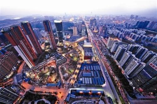 随着疫情防控基本平稳，房地产行业复工复产扎实推进，企业为了进一步弥补前期疫情对销售的负面影响，加大了推盘力度，力求资金尽快回笼。在市场预期稳步恢复的背景下，楼市成交也逐渐复苏。    　　中国指数研究院称，5月，地方政府在“房住不炒”的楼市调控总基调指导下，因城施策更加灵活，但是房地产市场恢复速度略显不同。其中，一线及核心二线城市市场需求整体恢复较快；部分三四线城市受人口、产业等多重因素影响，市场需求恢复相对缓慢。  　　中国指数研究院数据显示，截至6月7日，受监测的12个一二线主要城市库存总量环比微幅上升0.04%。截至6月首周，受监测城市中北京升幅较高，为4.44%；福州紧随其后，升幅为4.08%；温州升幅较小，为0.24%。监测城市中，东营库存环比降幅较高，为6.06%。    　　事实上，从5月开始，城市住宅新增供应量同环比均小幅上升。另外，受房企积极推盘叠加疫情期间积压的购房需求持续释放影响，多数城市市场交易逐步恢复，成交量同步上升。从销供比来看，一线城市去化能力更为乐观。截至5月底，重点城市中，南京、杭州属于库存吃紧较为严重的城市，当前去化周期分别为5.77个月、5.11个月。  　　克而瑞地产研究中心近日公布的报告指出，在成交明显复苏带动下，5月多数城市供求关系维持平衡。受监测的28个重点城市消化周期环比皆大幅收窄，八成以上城市降至18个月警戒线以下，杭州、济南等消化周期不足6个月。  　　从库存状况来看，28个城市当中六成以上城市供求比小于1；同时，六成以上城市库存面积环比有所回落。但同比来看，七成以上城市库存仍处上升通道，青岛、郑州、杭州等同比增幅超40%。  　　克而瑞方面认为，随着半年度业绩冲刺季的到来，房企必将加快供货节奏，供应有望放量增长，甚至创年内新高，预计6月市场仍将保持较高热度。  　　来源：经济参考报