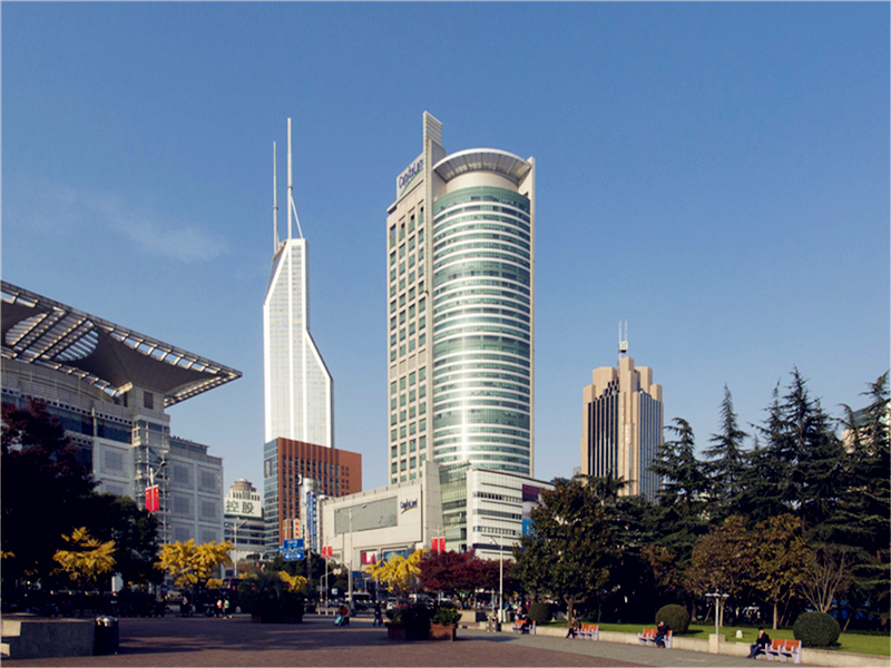 在一栋超高层写字楼或一个大型园区内，往往有几十家甚至几百家企业聚集，另外，写字楼的不同楼层还有不一样的功能区域，对于对该写字楼不熟悉的访客来说，想要迅速到达公司就要懂得看写字楼标识，这些写字楼标识能让首次进入写字楼的人找准方向，那么写字楼常见标识有哪些呢？写字楼表示如何分类？  写字楼常见标识有哪些？写字楼标示如何分类？ 写字楼标识可以按位置、作用、材质来分类。按材料分可以大致分为以下几种：  写字楼夜光材料标识：夜光标识就是使用夜光材料板所制作的标识产品，通常此类标识会配合霓虹灯进行使用。  写字楼金属标识：一般没有特殊指定的标识材质，写字楼标识标牌都是使用金属材质作为标识的主要材料。  写字楼凸出标识：凸出标识是指在建筑物墙壁上从突出墙面的标识，但是标识的背面或者是墙壁的两侧的表面除外。  按照位置和作用可以分为以下几种：  写字楼立柱标识：是指安装在一些固定地点的标识，此类标识形体较大，能够更远的传达信息，就是91免费福利网站通常说的“精神堡垒”  写字楼屋顶标识：此类标识一般都是固定在天花板上进行悬挂粘贴，主要起到装饰作用。  写字楼横向标识：此类标识的整体比例较高，一般都是用来展现招牌，一般在写字楼的外在建筑墙上很容易见到。  写字楼常见标识有哪些？写字楼标示如何分类？ 对于首次来到这个写字楼或园区的访客来说，需要先找到立柱或写字楼外立面上的文字标识，看楼盘名称是否正确，进入以后，找到区域标识，找到对应楼栋，然后查看是否有企业名称标识墙，找到对应企业，乘坐电梯，快速到达。